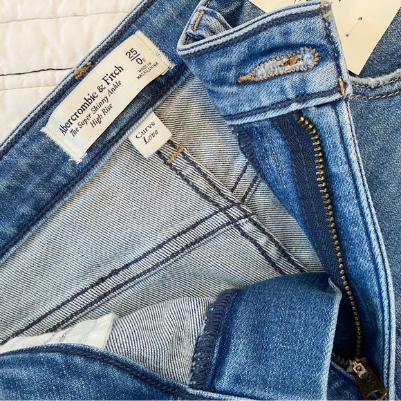 NWT Abercrombie & Fitch Super Skinny Ankle High Rise Distressed Jeans 25 Short - Picture 5 of 7